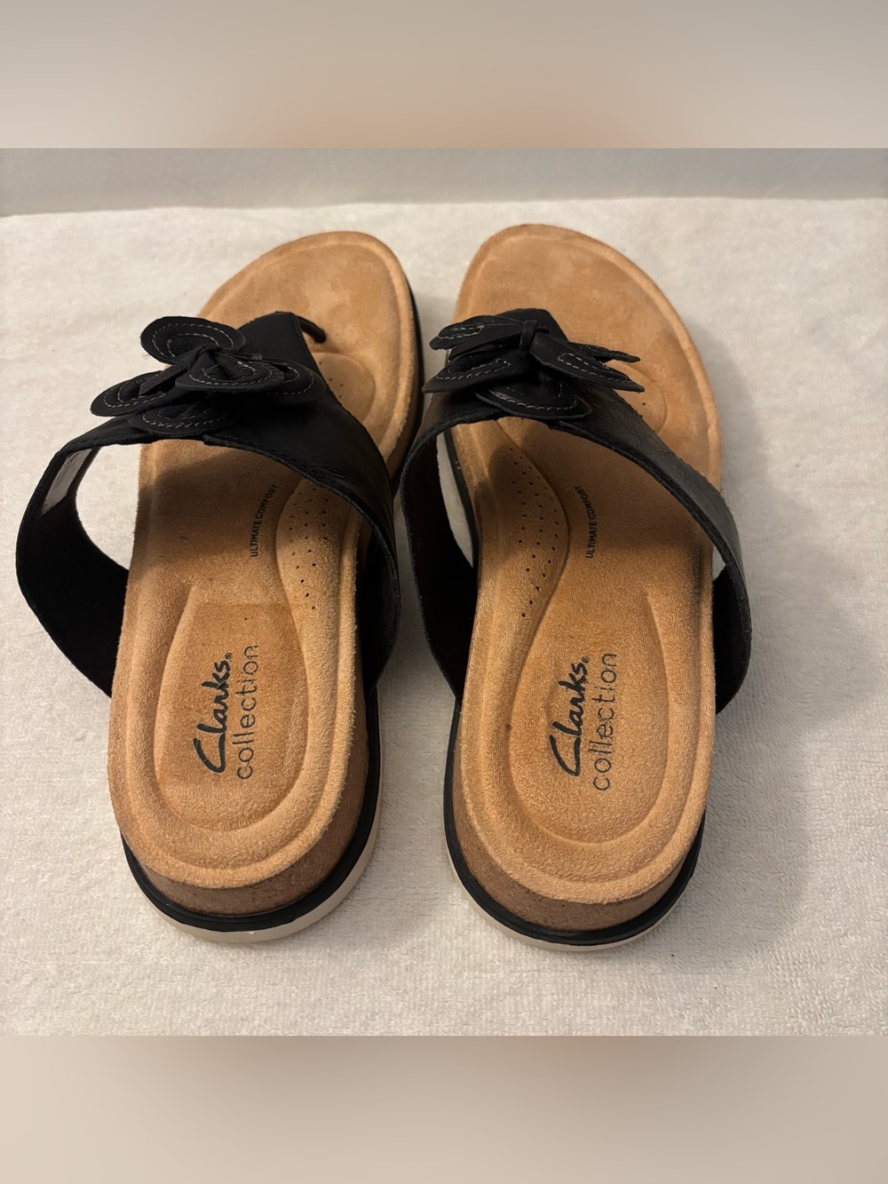 Clark’s Women’s Black Thong Sandals with Floral Accent Size 8.5M - Picture 3 of 4